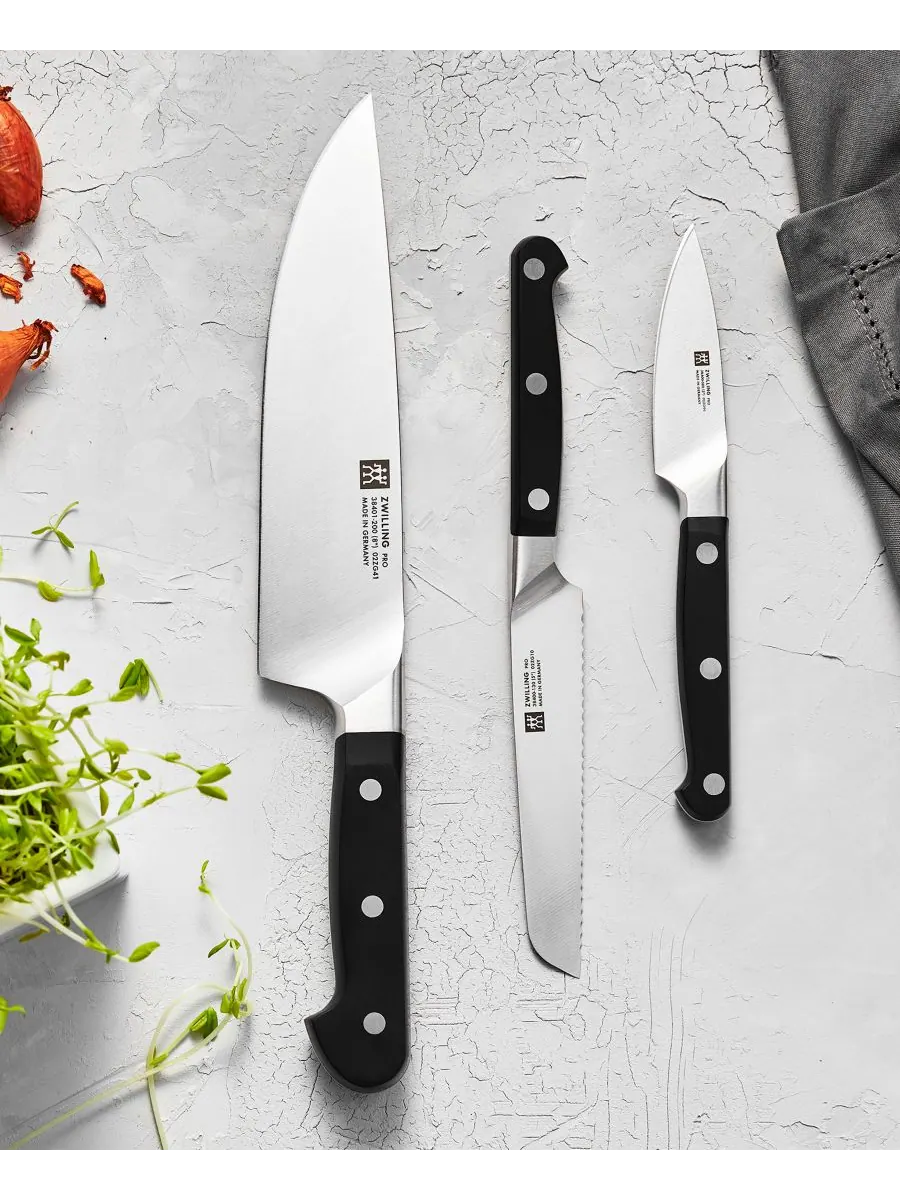 Набор кухонных ножей ZWILLING Pro, 3 предмета, шеф-нож/универсальный серрейторный/овощной — изображение 3 из 6, нет цвета