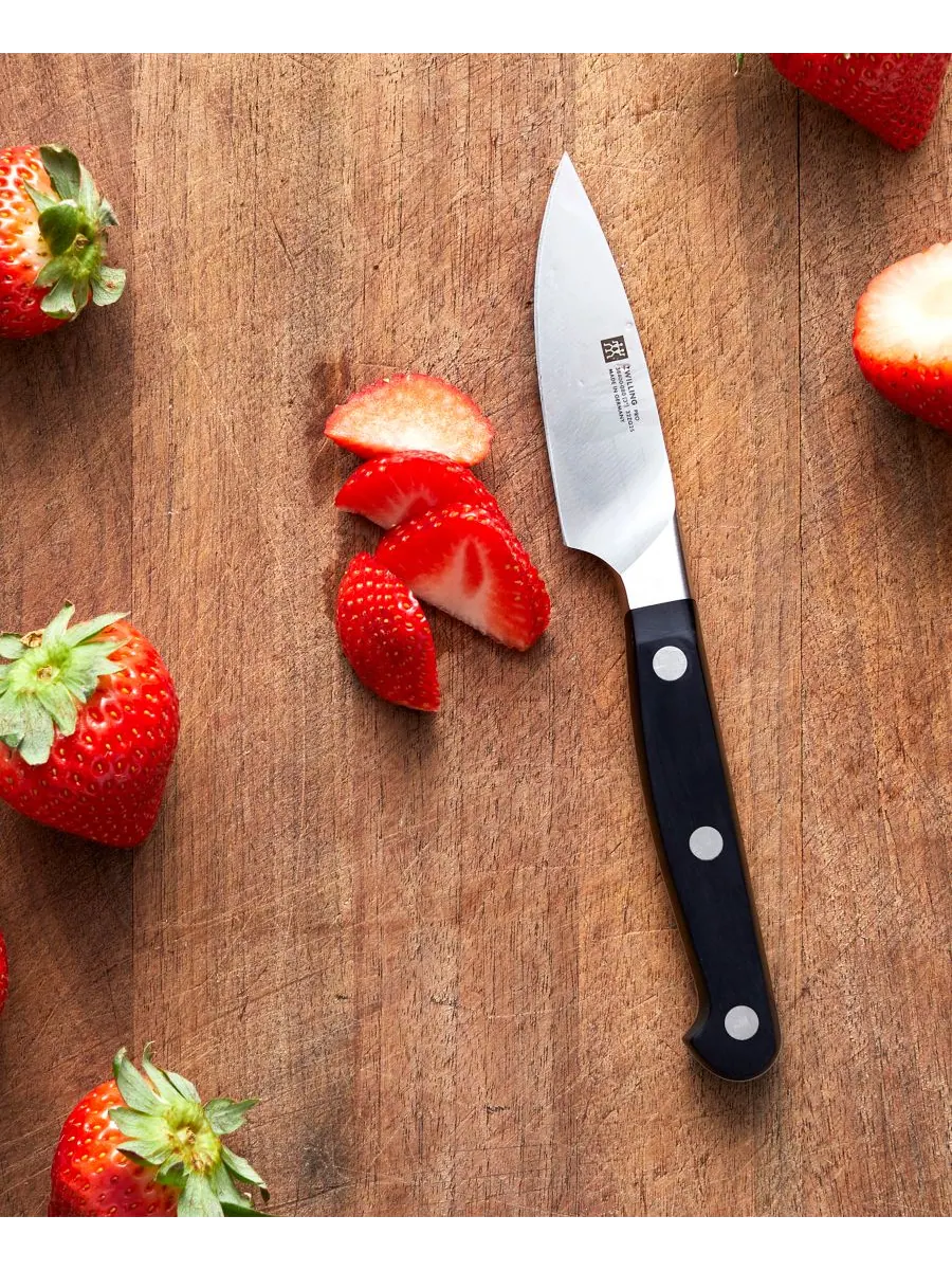 Набор кухонных ножей ZWILLING Pro, 3 предмета, шеф-нож/универсальный серрейторный/овощной — изображение 4 из 6, нет цвета