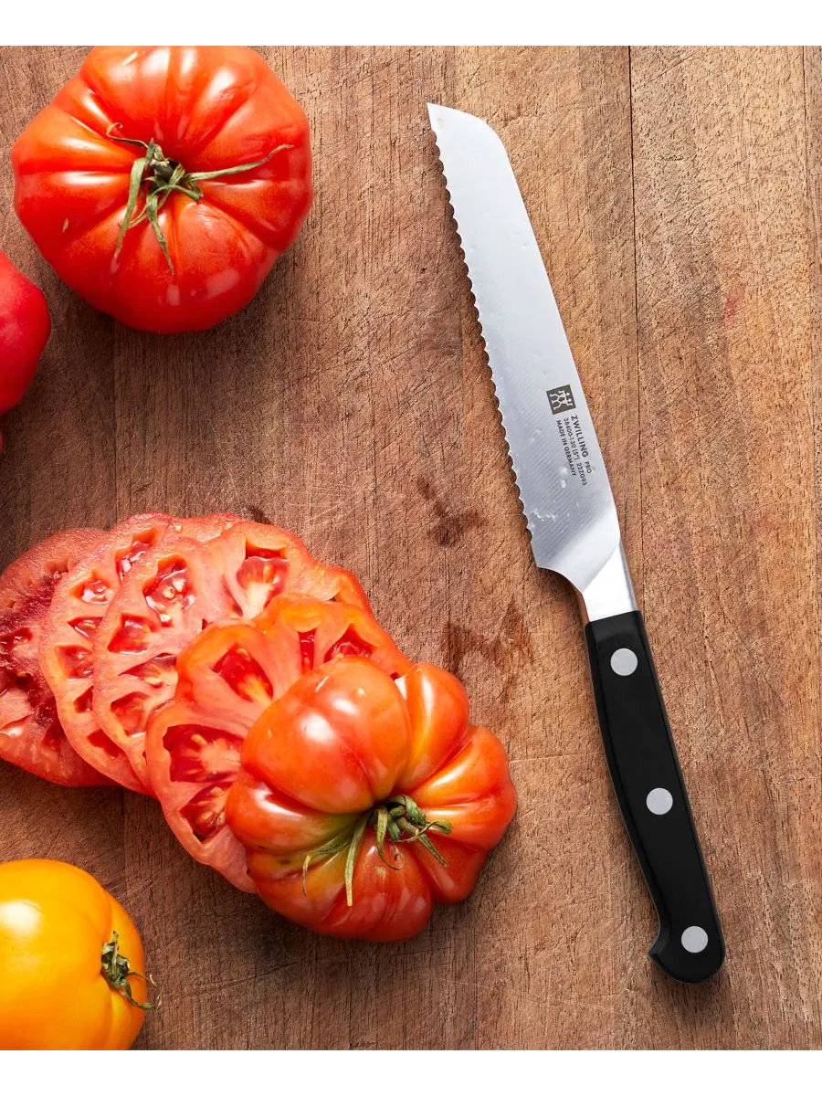 Набор кухонных ножей ZWILLING Pro, 3 предмета, шеф-нож/универсальный серрейторный/овощной — изображение 5 из 6, нет цвета