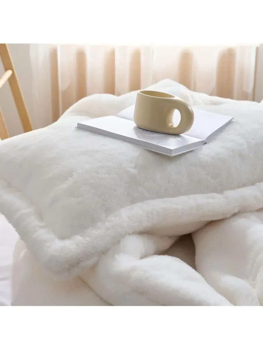 Пуховое одеяло Ice Bear Oversized Comforter Set Coma Inducer — изображение 4 из 4, кремовый белый