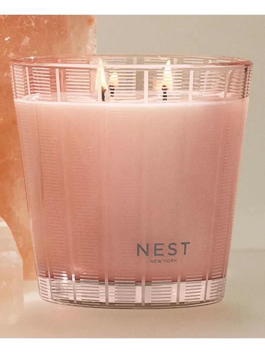 Ароматическая свеча с тремя фитилями Himalayan Salt & Rosewater NEST New York — изображение 3 из 5, нет цвета
