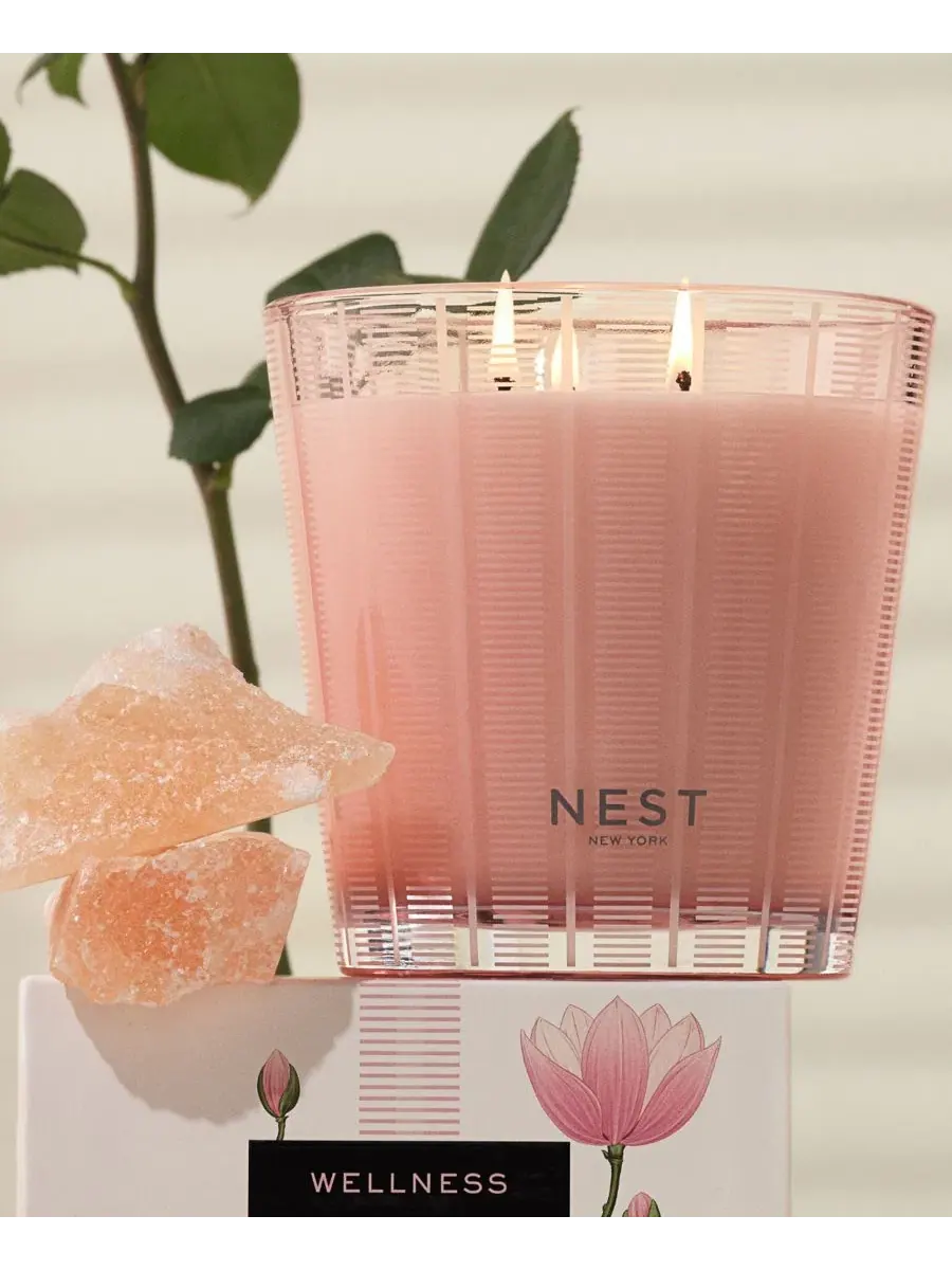 Ароматическая свеча с тремя фитилями Himalayan Salt & Rosewater NEST New York — изображение 4 из 5, нет цвета