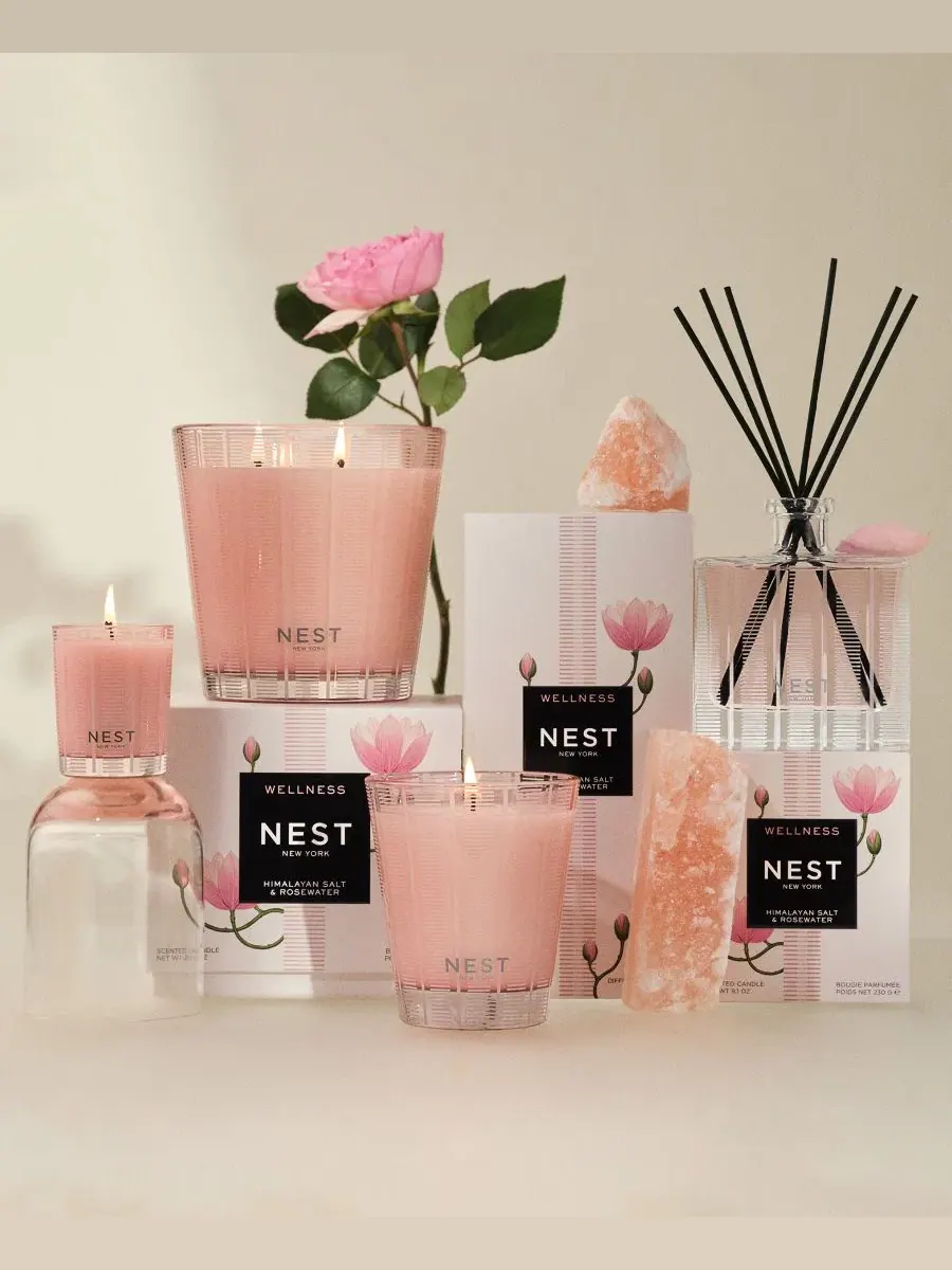 Ароматическая свеча с тремя фитилями Himalayan Salt & Rosewater NEST New York — изображение 5 из 5, нет цвета