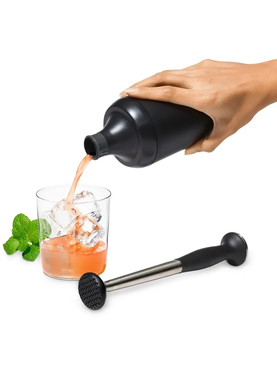 Пластиковый шейкер для коктейлей Good Grips Oxo — изображение 5 из 8, черный