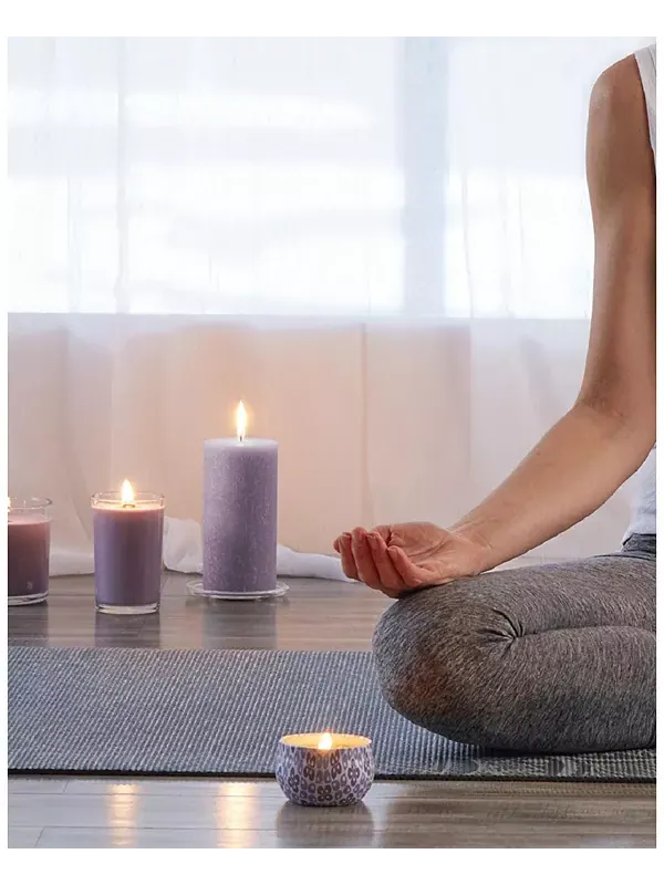 Свеча в баночке для спа-салона Seeking Balance Relax с ароматом герани и лаванды, 8 унций Root — изображение 4 из 4