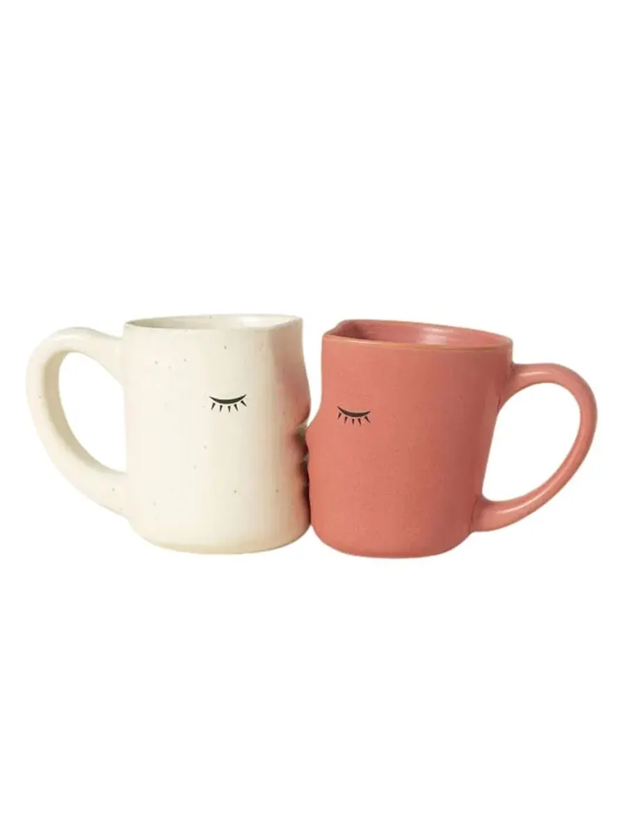 Набор из 2 керамических кружек Kissing Porcelain Mugs Uncommon Goods — изображение 1 из 3, красный/бежевый