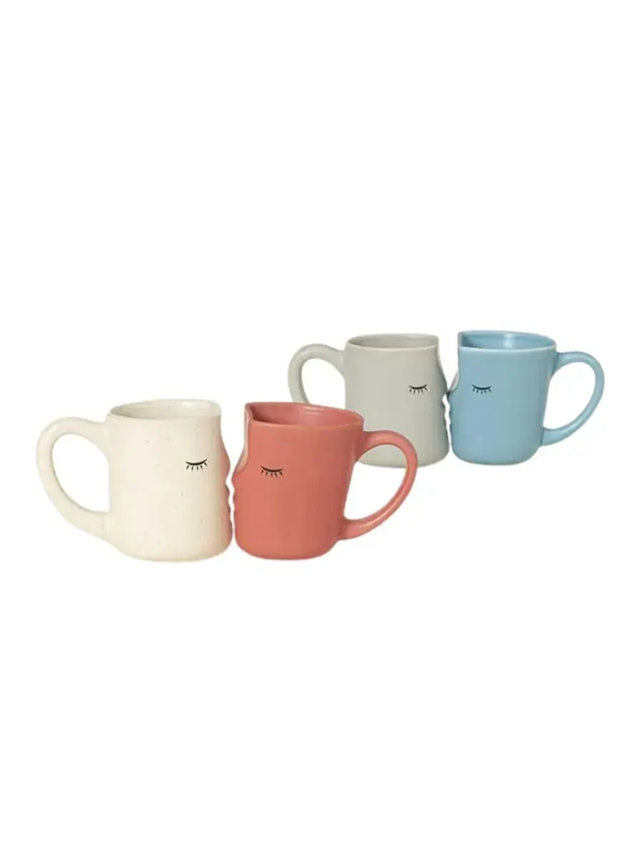 Набор из 2 керамических кружек Kissing Porcelain Mugs Uncommon Goods — изображение 2 из 3, красный/бежевый