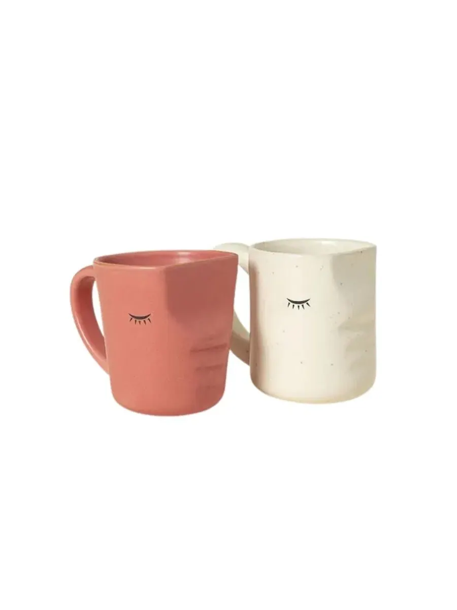 Набор из 2 керамических кружек Kissing Porcelain Mugs Uncommon Goods — изображение 3 из 3, красный/бежевый