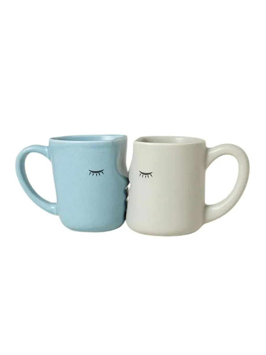 Набор из 2 керамических кружек Kissing Porcelain Mugs Uncommon Goods — изображение 1 из 3, синий/серый