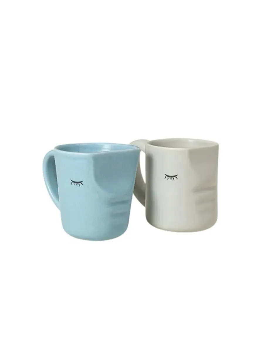 Набор из 2 керамических кружек Kissing Porcelain Mugs Uncommon Goods — изображение 2 из 3, синий/серый