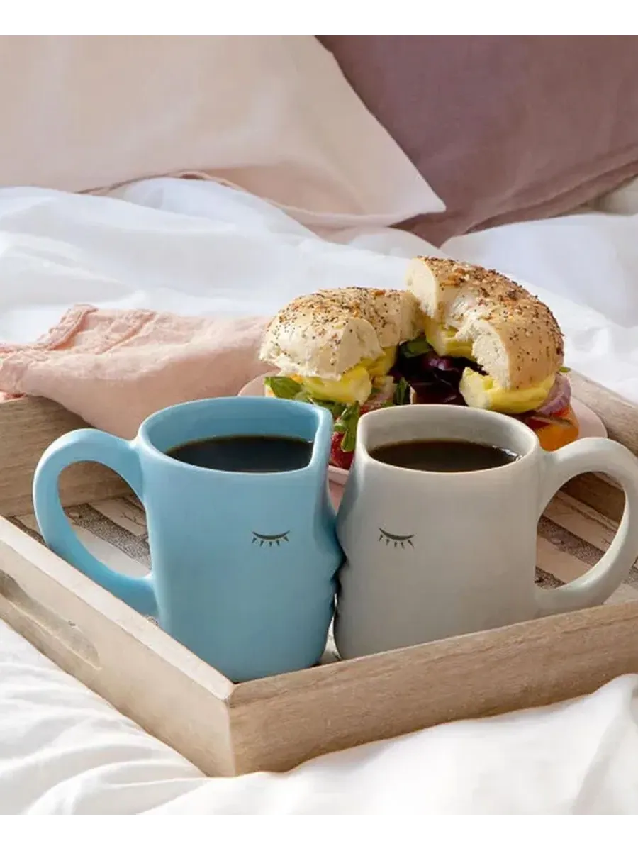 Набор из 2 керамических кружек Kissing Porcelain Mugs Uncommon Goods — изображение 3 из 3, синий/серый