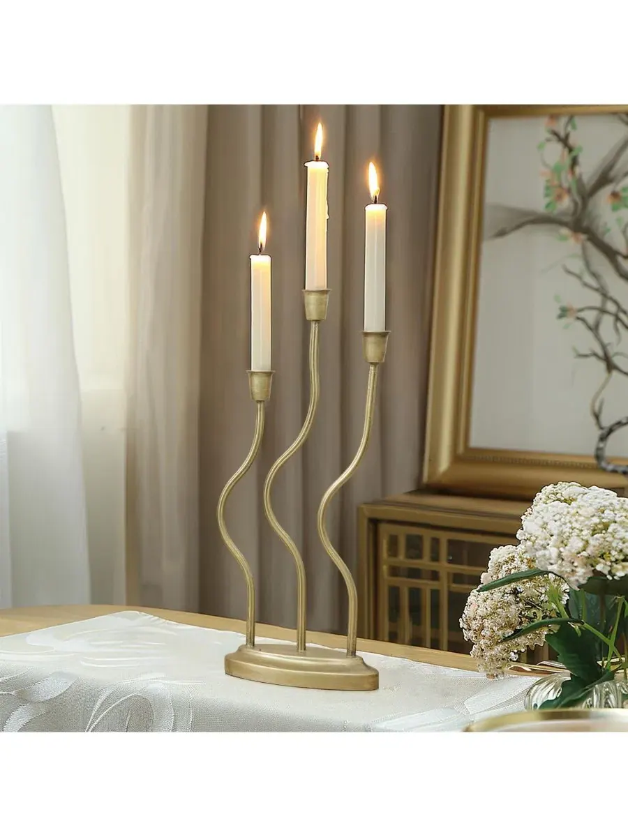 Подсвечник на три свечи, металлический, с абстрактным дизайном LuxenHome — изображение 3 из 8, золото