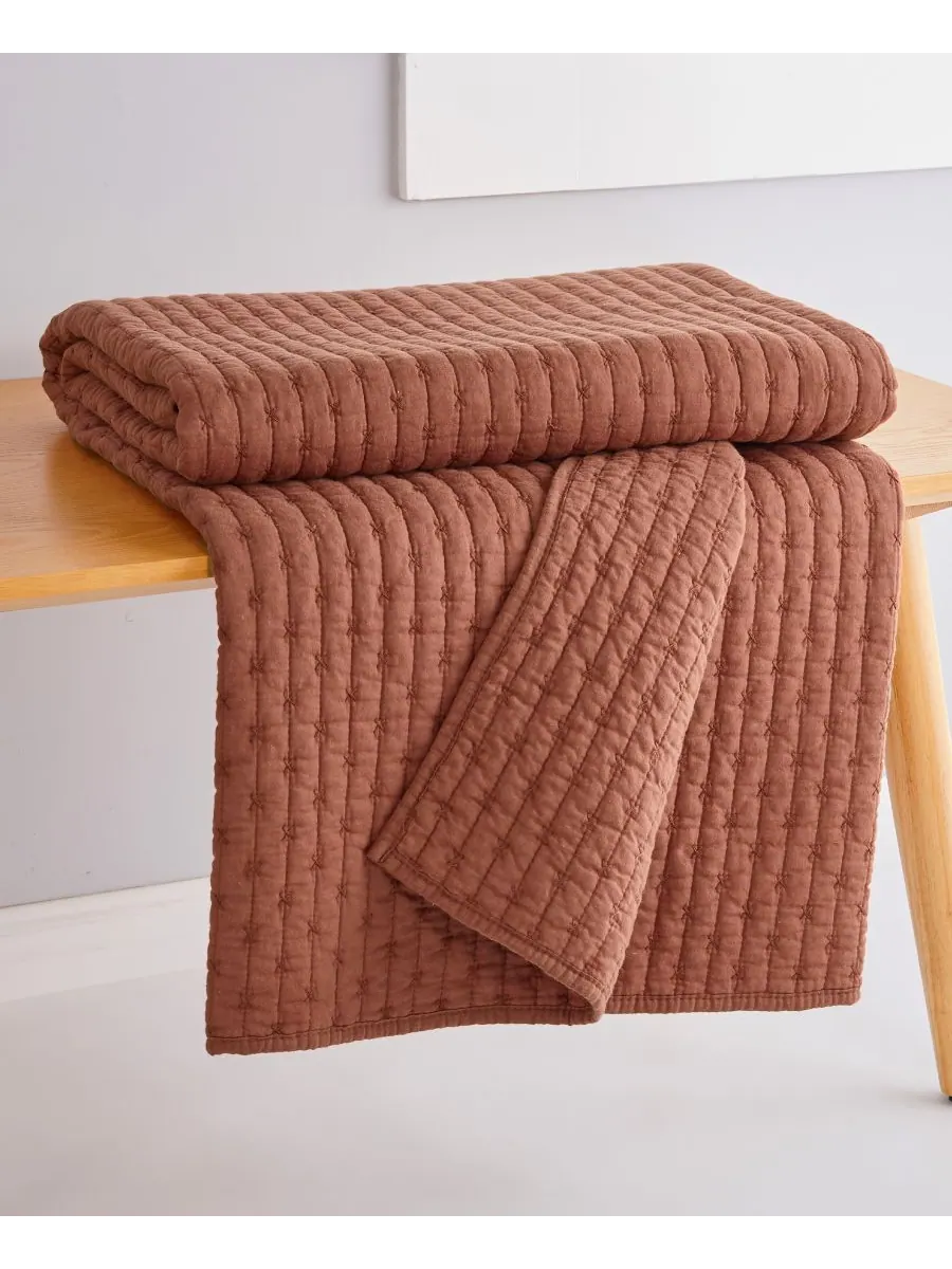 Двустороннее стеганое покрывало с вышивкой крестиком, 50 x 60 дюймов Levtex — изображение 4 из 5, адобе