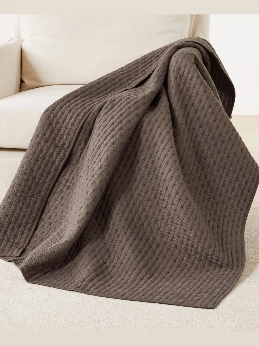 Двустороннее стеганое покрывало с вышивкой крестиком, 50 x 60 дюймов Levtex, цвет coco