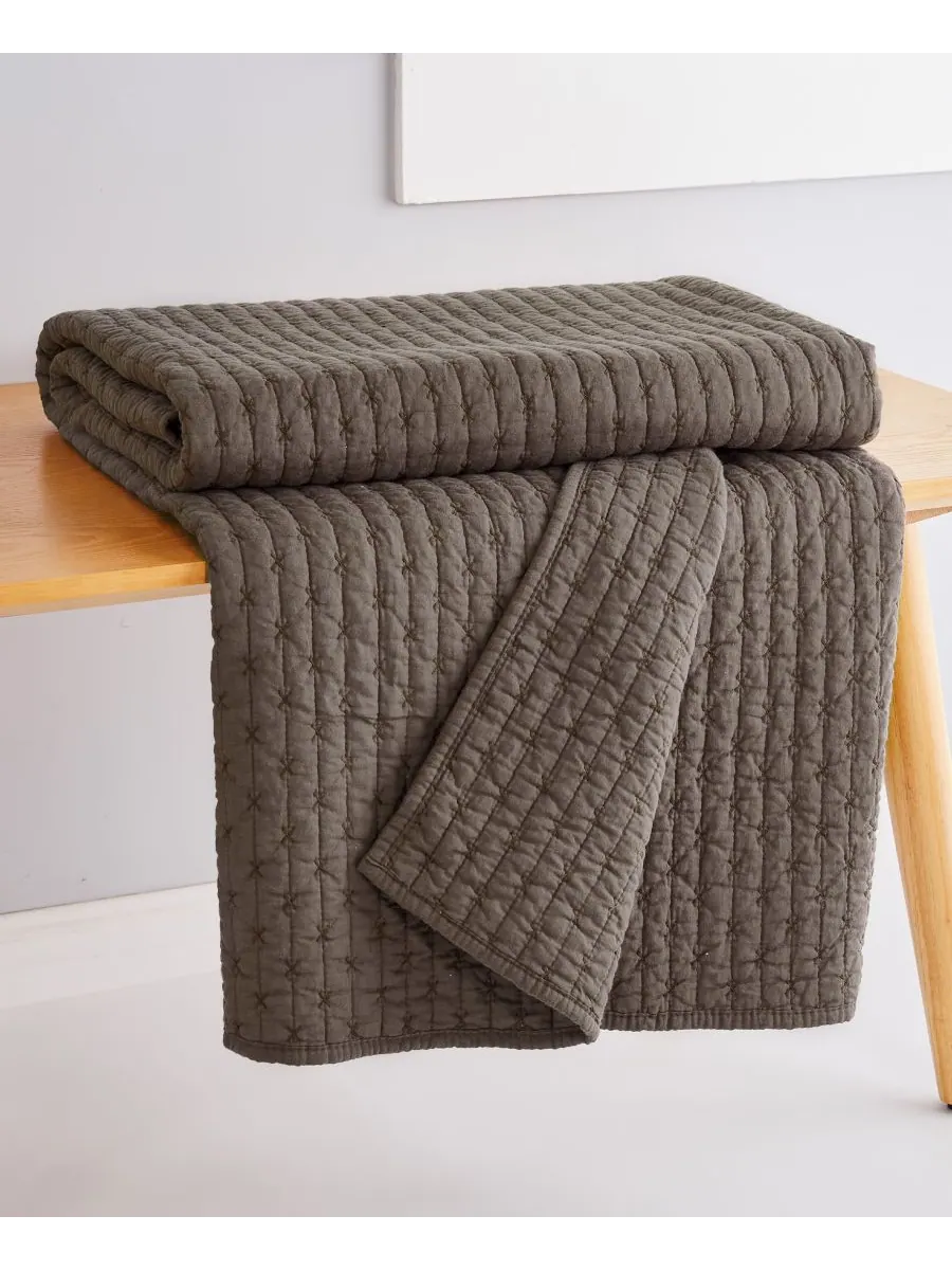 Двустороннее стеганое покрывало с вышивкой крестиком, 50 x 60 дюймов Levtex, цвет coco — изображение 2 из 5