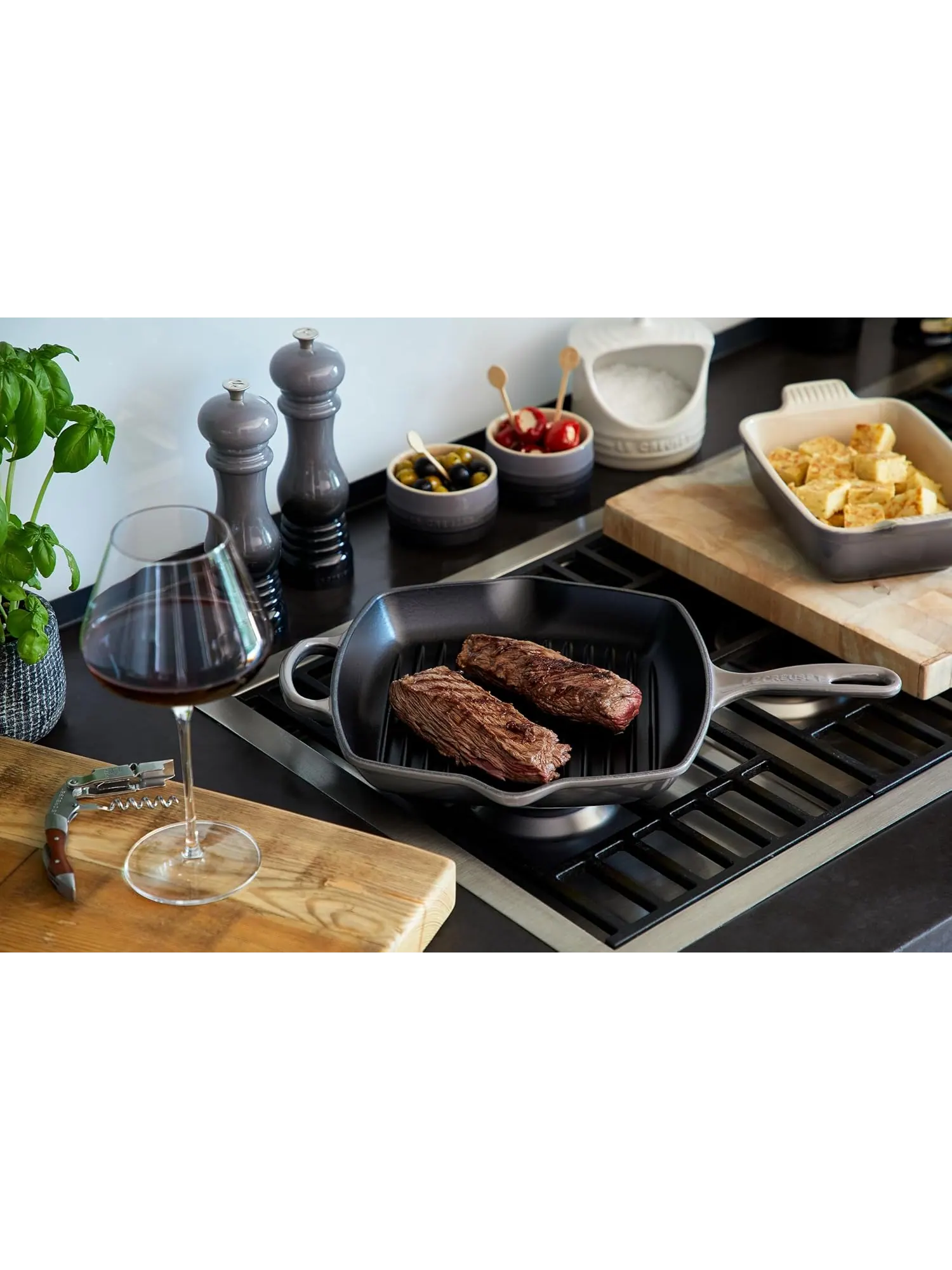 Квадратная чугунная сковорода-гриль Le Creuset с эмалированным покрытием, 26 см — изображение 5 из 8, флинт