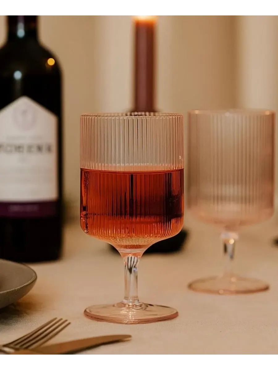 Набор из 2 ребристых бокалов для вина The Wine Savant — изображение 3 из 5, розовый