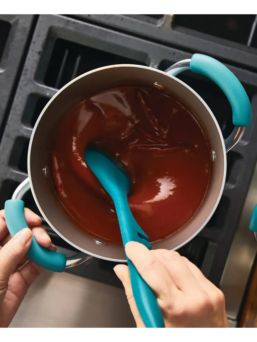 Сотейник Cucina объемом 3 л с антипригарным покрытием, пароваркой и крышкой Rachael Ray — изображение 9 из 10, красный