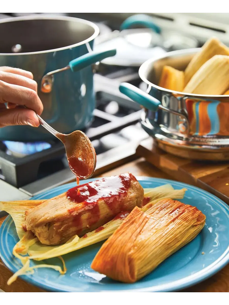 Сотейник Cucina объемом 3 л с антипригарным покрытием, пароваркой и крышкой Rachael Ray — изображение 10 из 10, красный