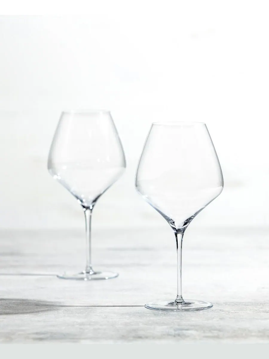 Набор из 2 бутылок вина Alloro Cabernet ручной работы объемом 27 унций Zwiesel Glas — изображение 2 из 3, прозрачный