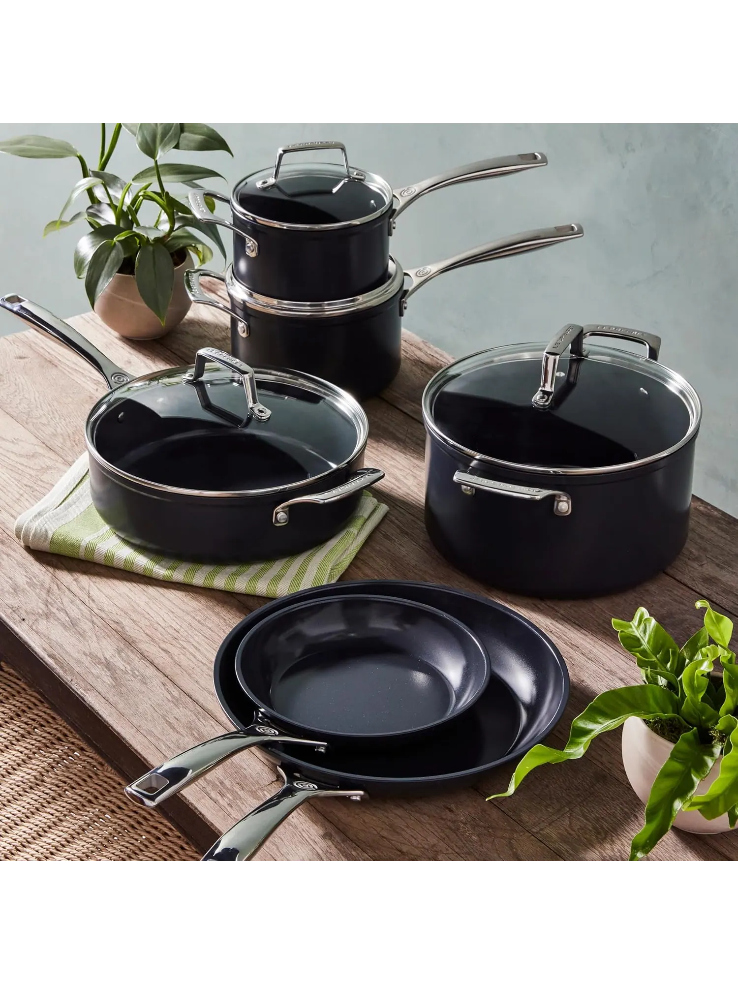 Сковорода Le Creuset Essential Non-Stick Ceramic, 20 см, 0,92 л — изображение 6 из 7, черный
