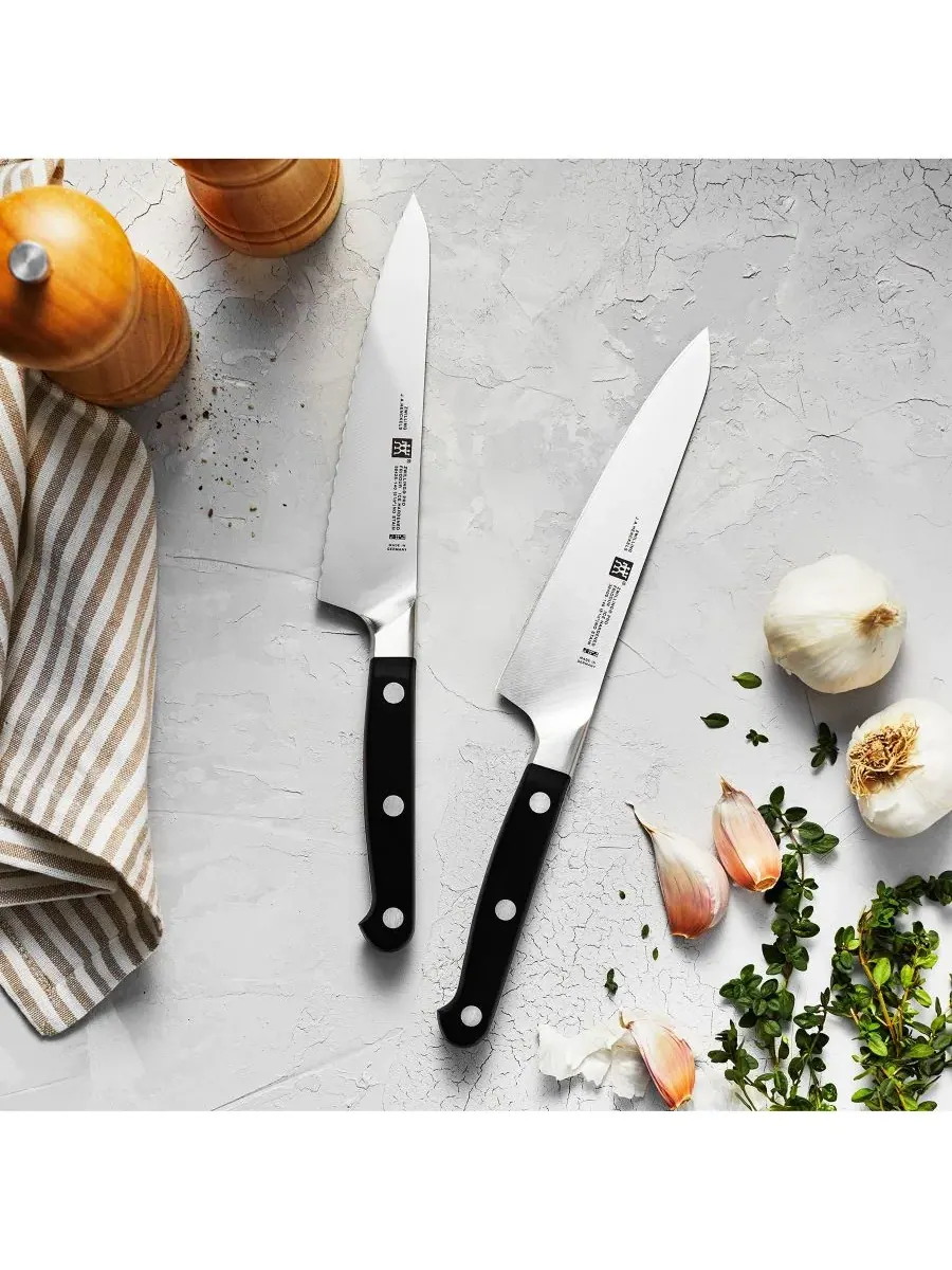 Набор кухонных ножей ZWILLING Professional S, 2 предмета, шеф-нож/универсальный серрейторный — изображение 3 из 6, черный