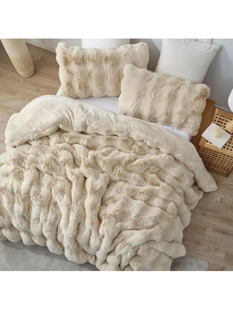 Пушистое одеяло-комфортер Oversized Snowball Giant Coma Inducer, Turtle Dove — изображение 1 из 4