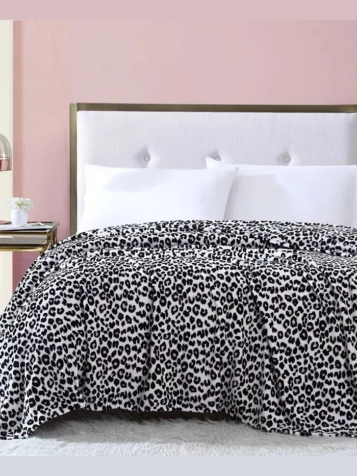 Ультрамягкое плюшевое одеяло Betsey's Leopard Betsey Johnson
