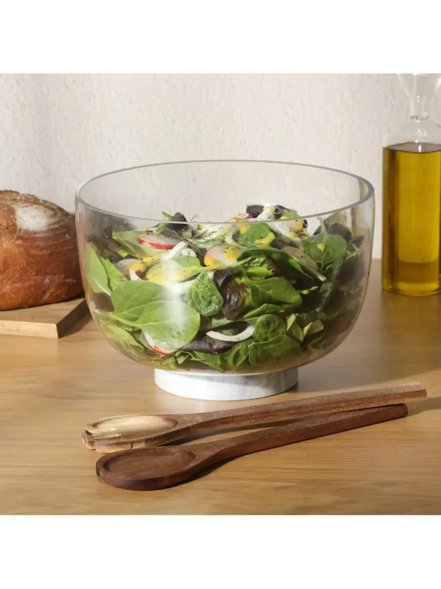 Большой стеклянный салатник Wildgreens с мраморным основанием и сервировочными приборами из акации — изображение 8 из 10