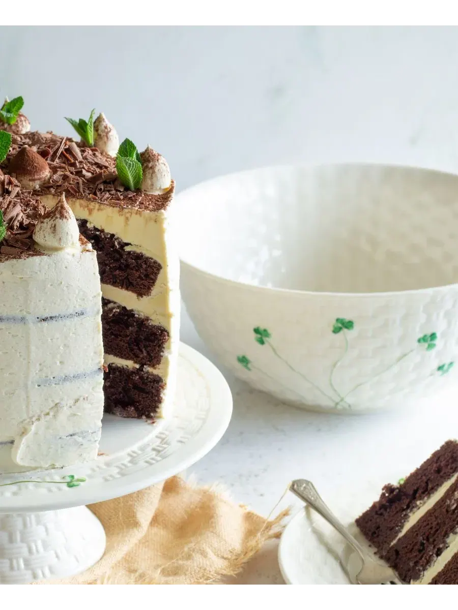 Миска для смешивания с плетеным узором и клевером Belleek Pottery — изображение 3 из 3, слоновая кость/зеленый
