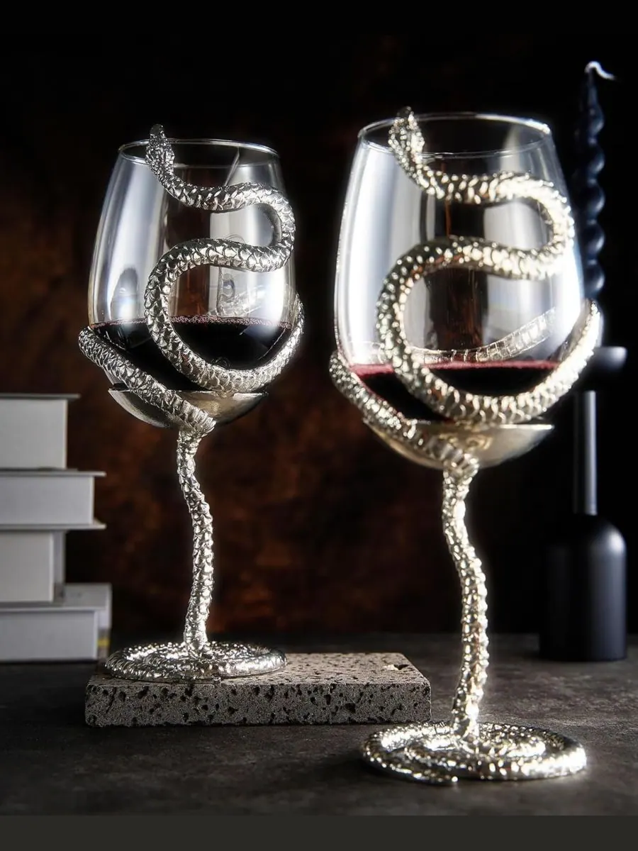 Набор из 2 бокалов для вина на ножке в форме змеи The Wine Savant — изображение 2 из 3, серебряный