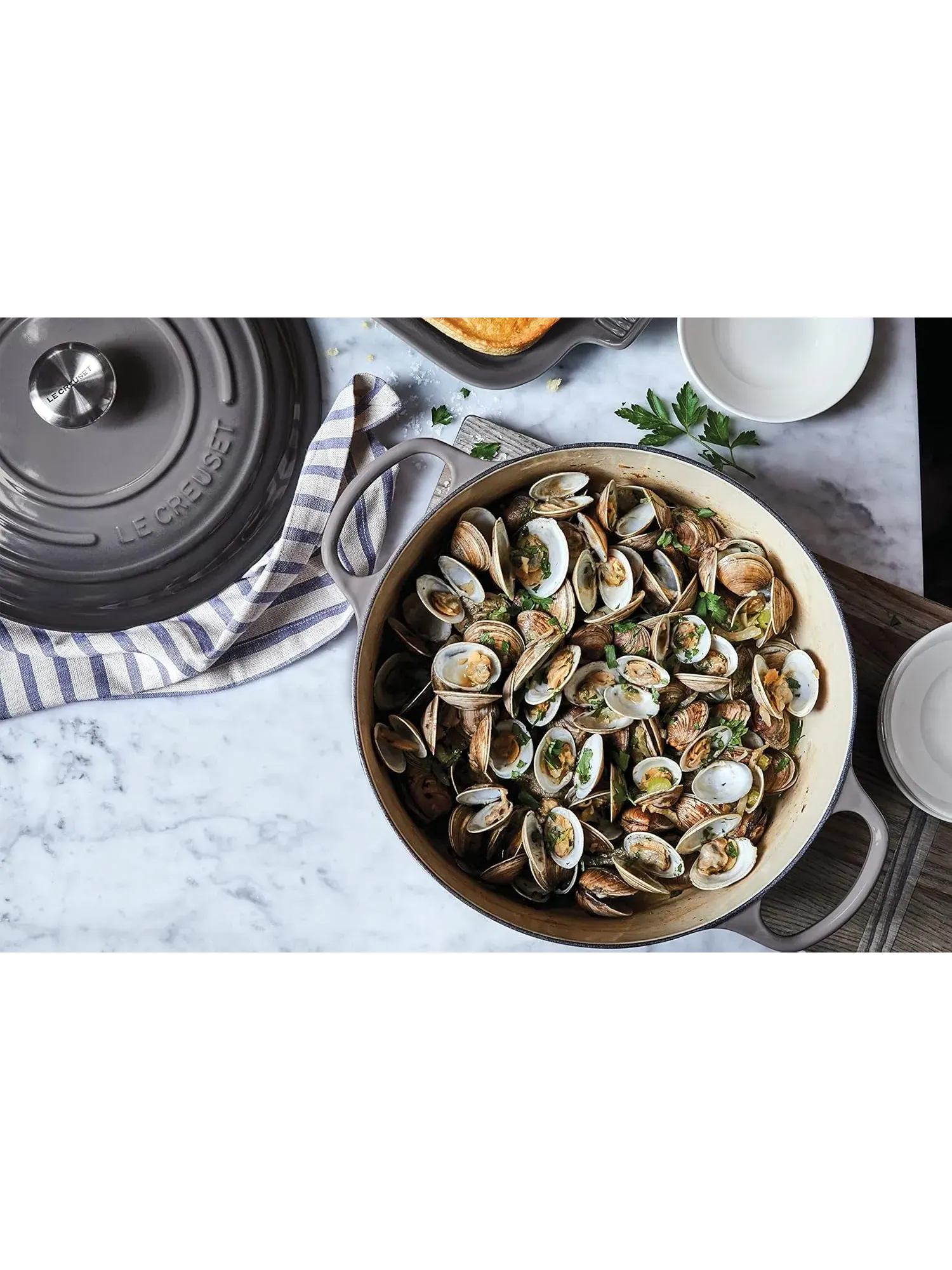 Кастрюля круглая Le Creuset Signature, 1,8 л, 18 см — изображение 5 из 9, устрица