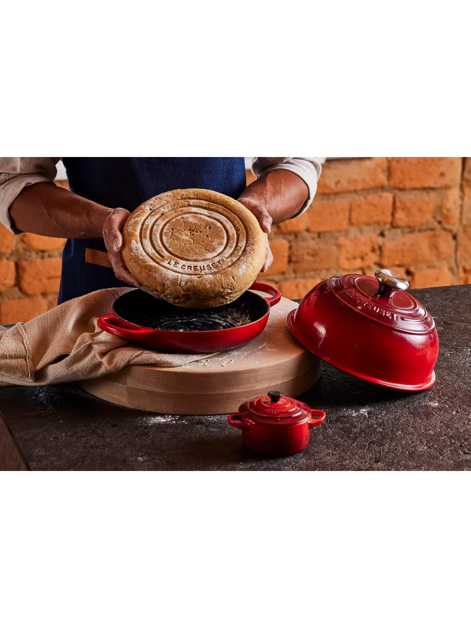Форма для выпечки Le Creuset Enameled Cast Iron Signature Round Bread Oven, 1,6 л, 24 см — изображение 7 из 7, морская соль