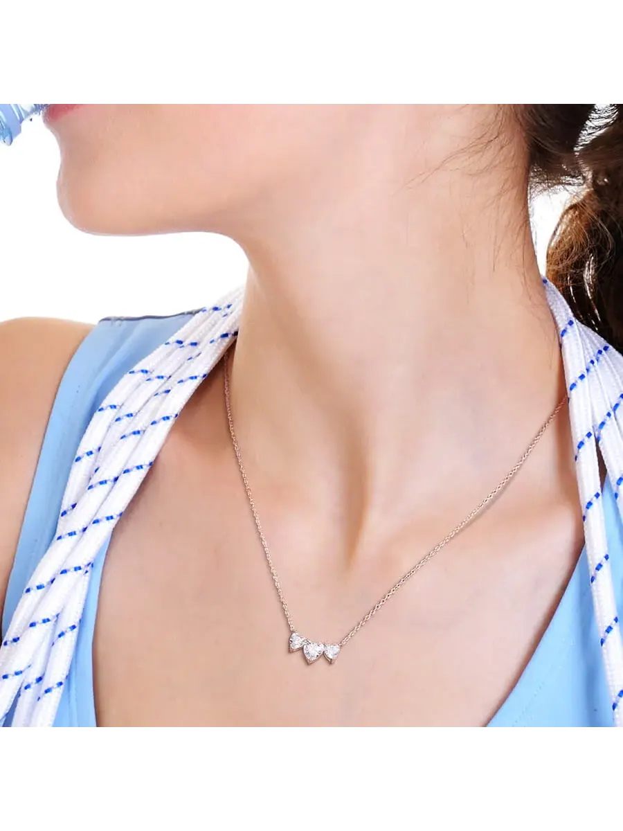 AMOUR 2 CT DEW Созданное колье с тройным сердцем из муассанита в серебре стерлинговой пробы — изображение 5 из 5