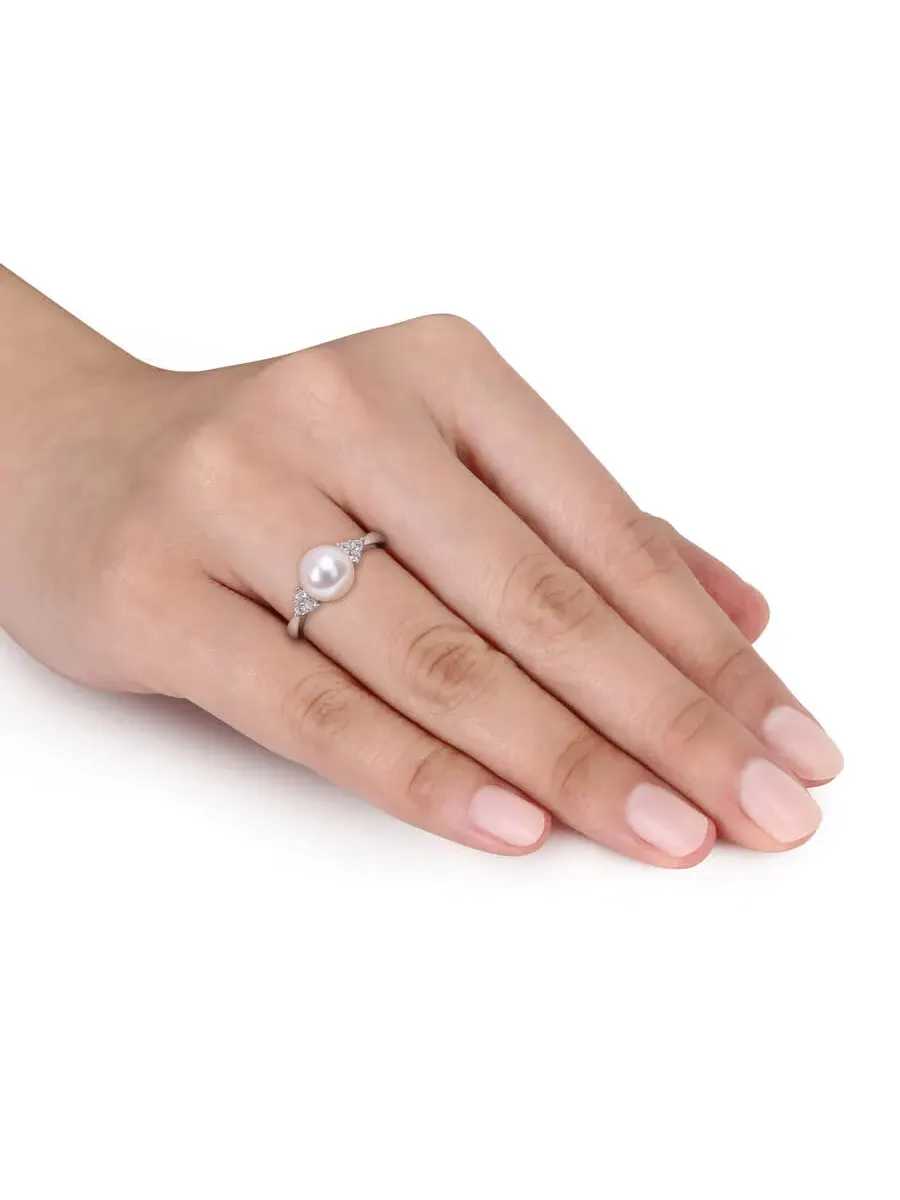 Кольцо Amour с выращенной пресноводной жемчужиной 8-8,5 мм и белым топазом 1/4 карат в серебре 925 пробы — изображение 4 из 4