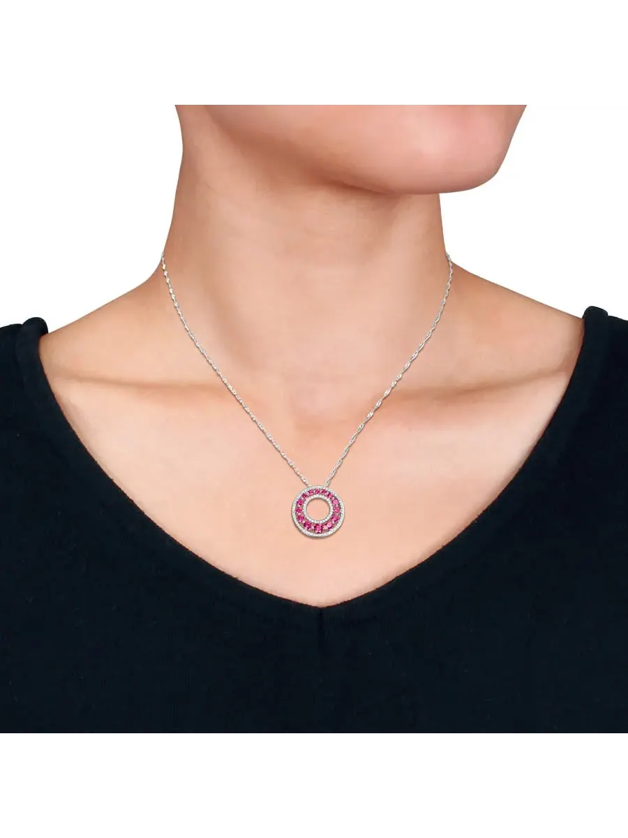 Подвеска с открытым кругом с градуированным созданным рубином Forever 1 3/4CT TGW и выращенным в — изображение 3 из 4
