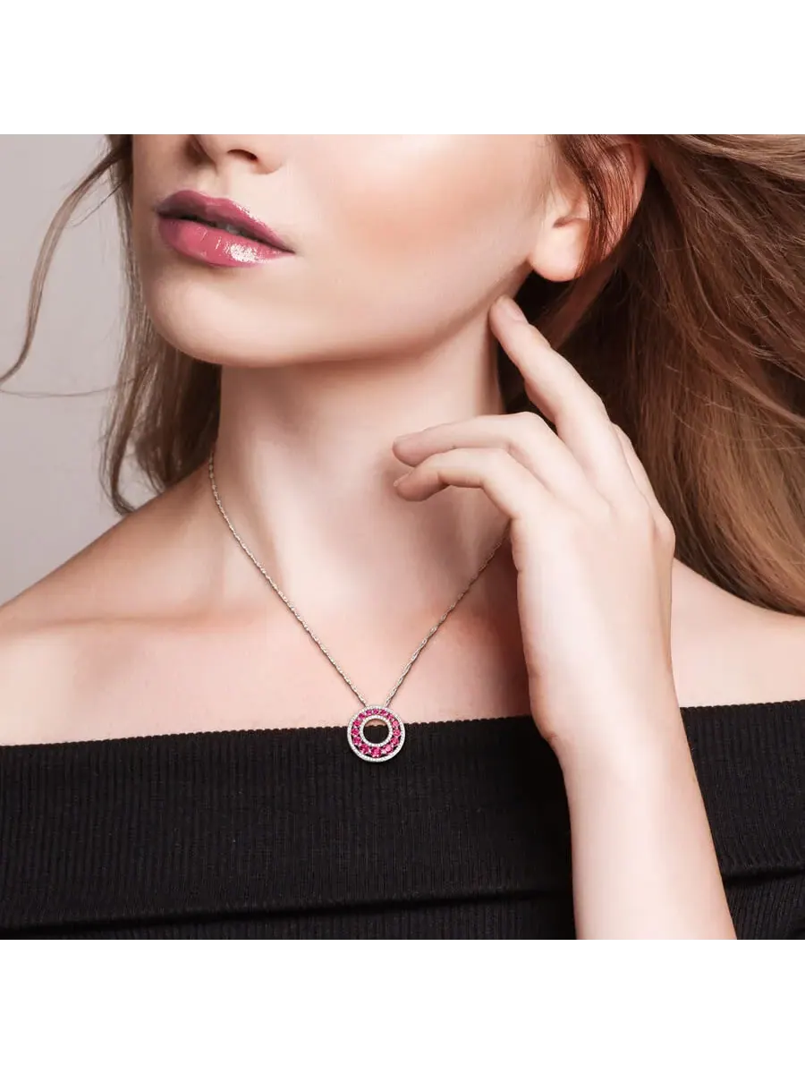 Подвеска с открытым кругом с градуированным созданным рубином Forever 1 3/4CT TGW и выращенным в — изображение 4 из 4