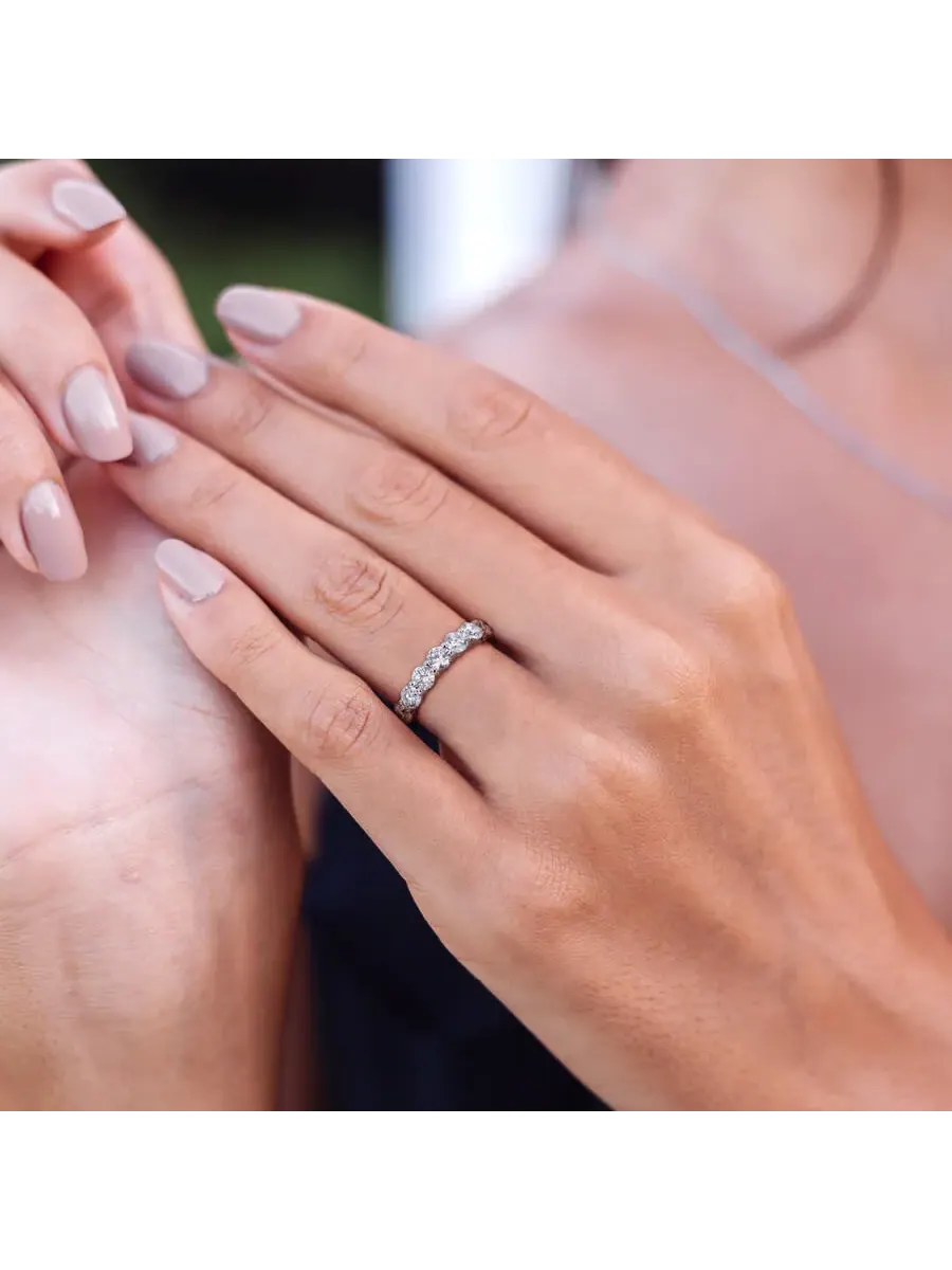 Созданное Forever 1 3/4 CT TW лабораторно созданное алмазное полу-бесконечное юбилейное кольцо из — изображение 6 из 6