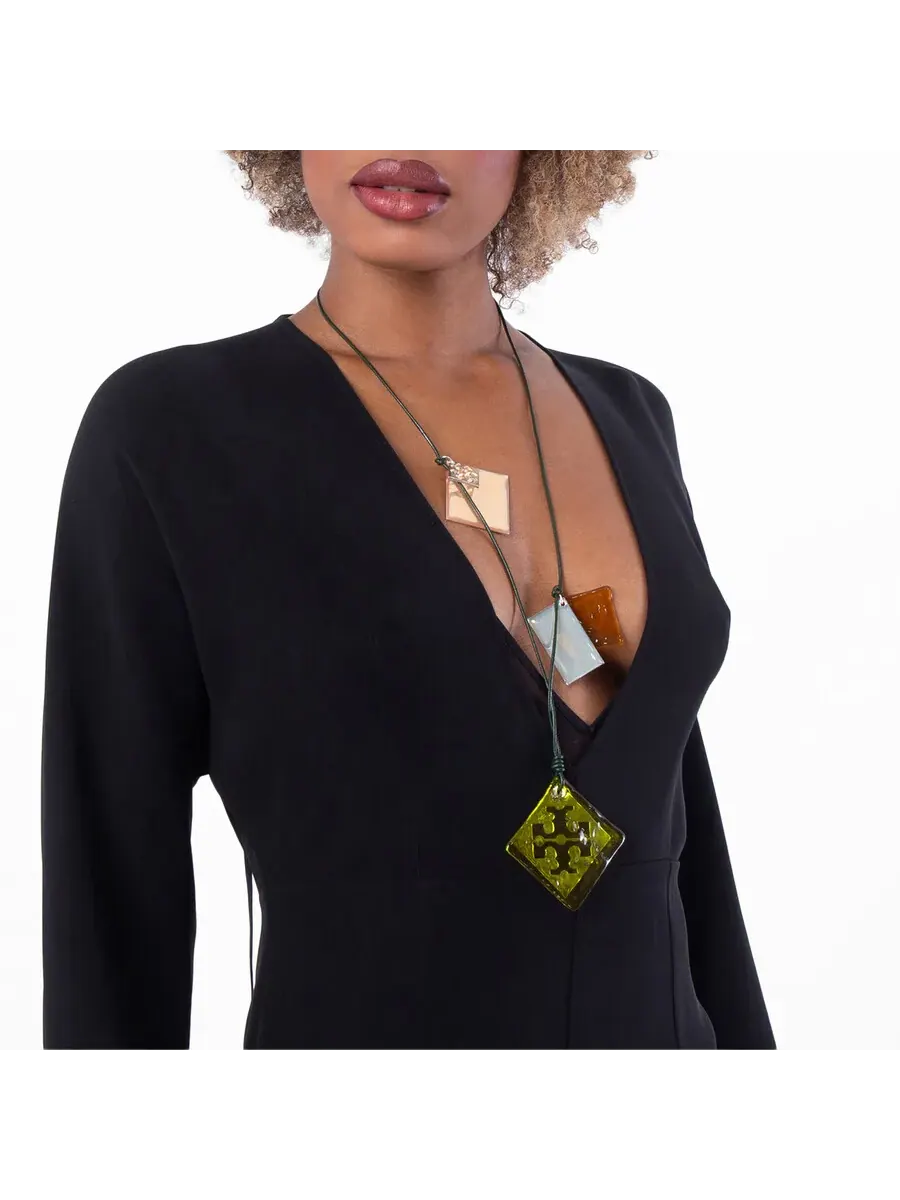 Длинное ожерелье с логотипом из смолы Tory Burch — изображение 2 из 4