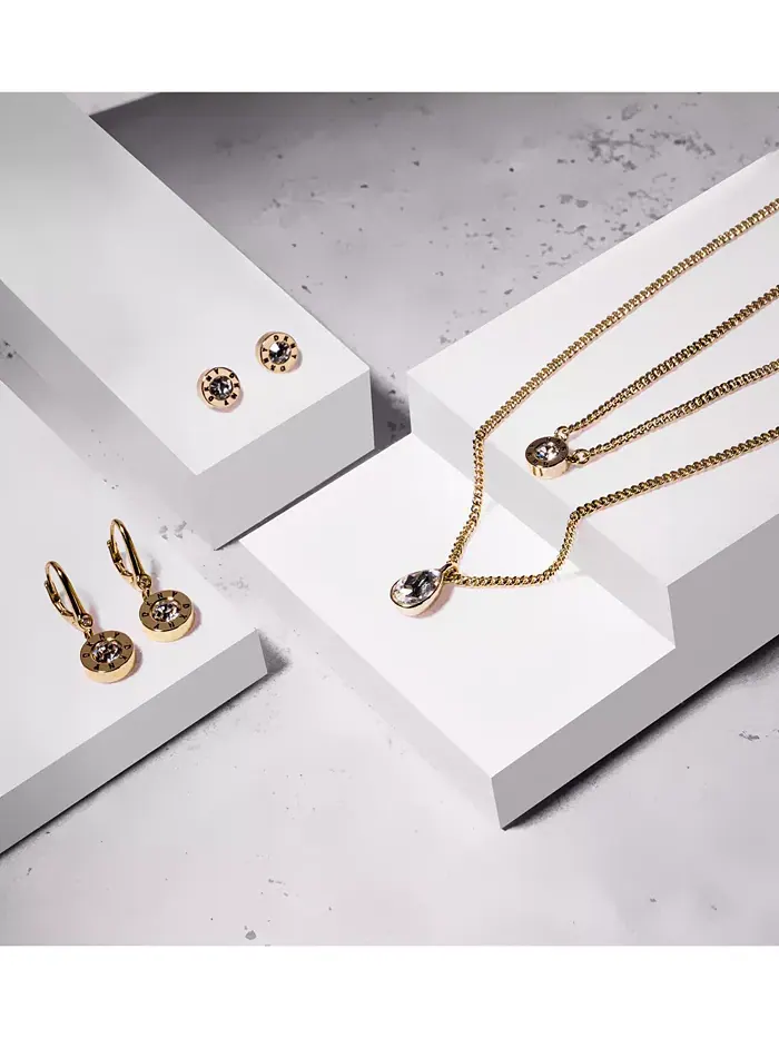 Серьги-гвоздики с кристаллами и логотипом DKNY — изображение 3 из 4, оттенок золото