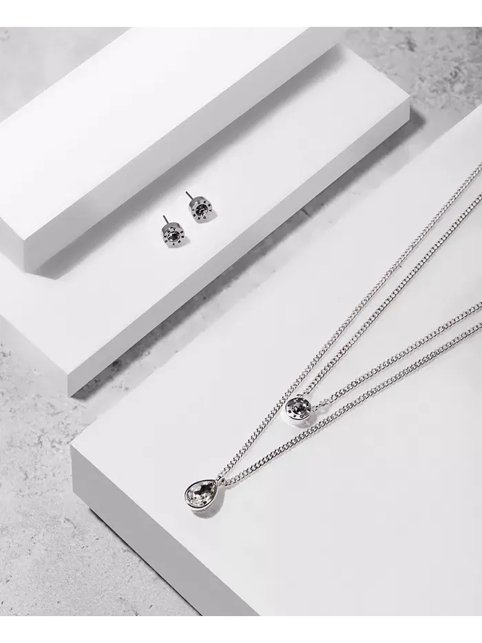 Серьги-гвоздики с кристаллами и логотипом DKNY — изображение 4 из 4, оттенок серебряный