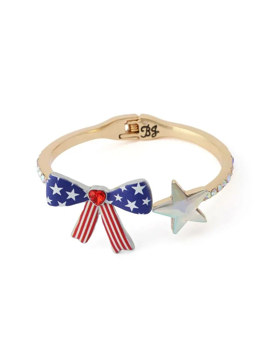 Браслет-обруч с принтом, Faux Stone Americana Bow Bangle Betsey Johnson — золотистый