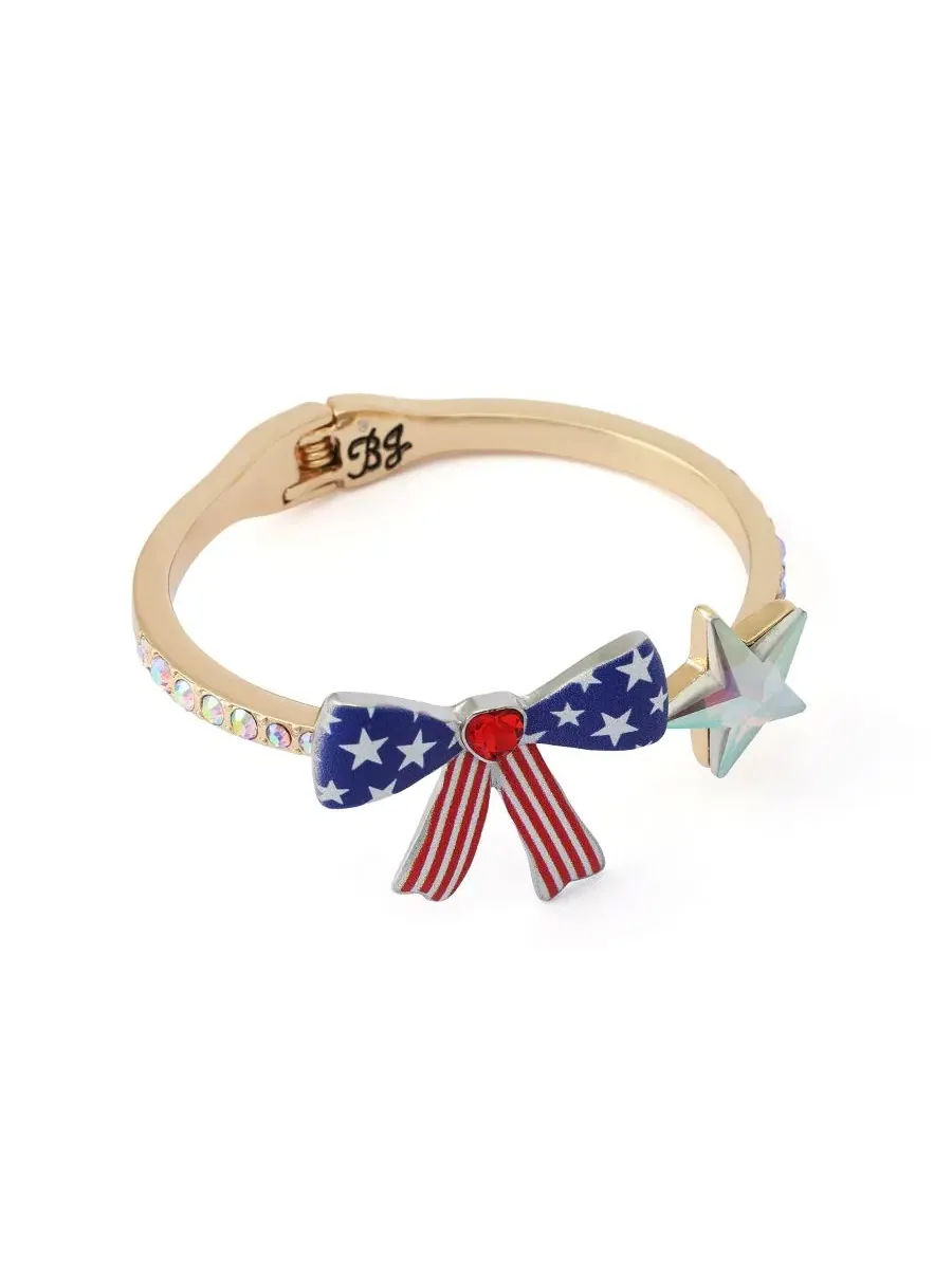 Браслет-обруч с принтом, Faux Stone Americana Bow Bangle Betsey Johnson — изображение 2 из 4, оттенок синий/золотистый