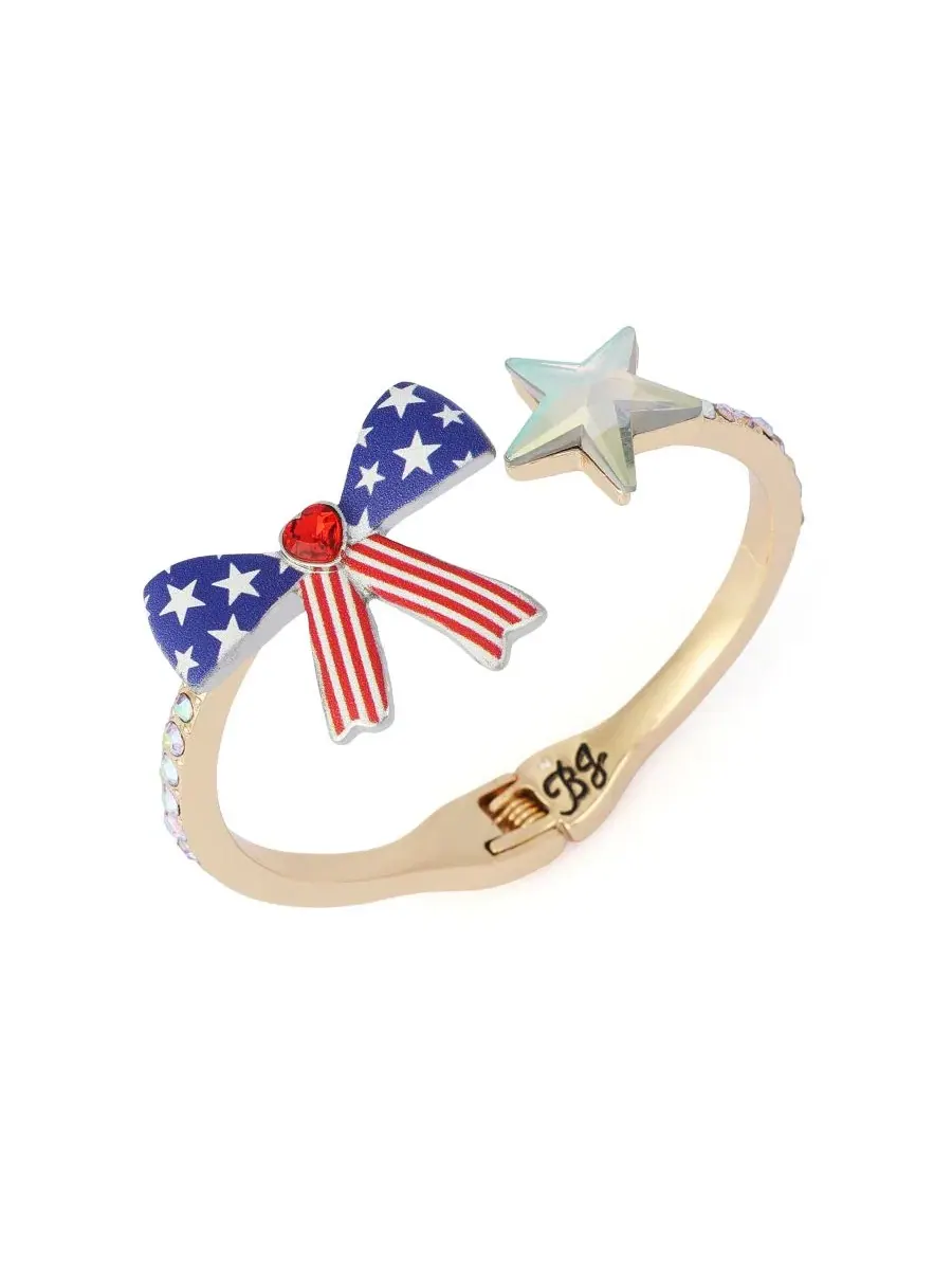 Браслет-обруч с принтом, Faux Stone Americana Bow Bangle Betsey Johnson — изображение 3 из 4, оттенок синий/золотистый