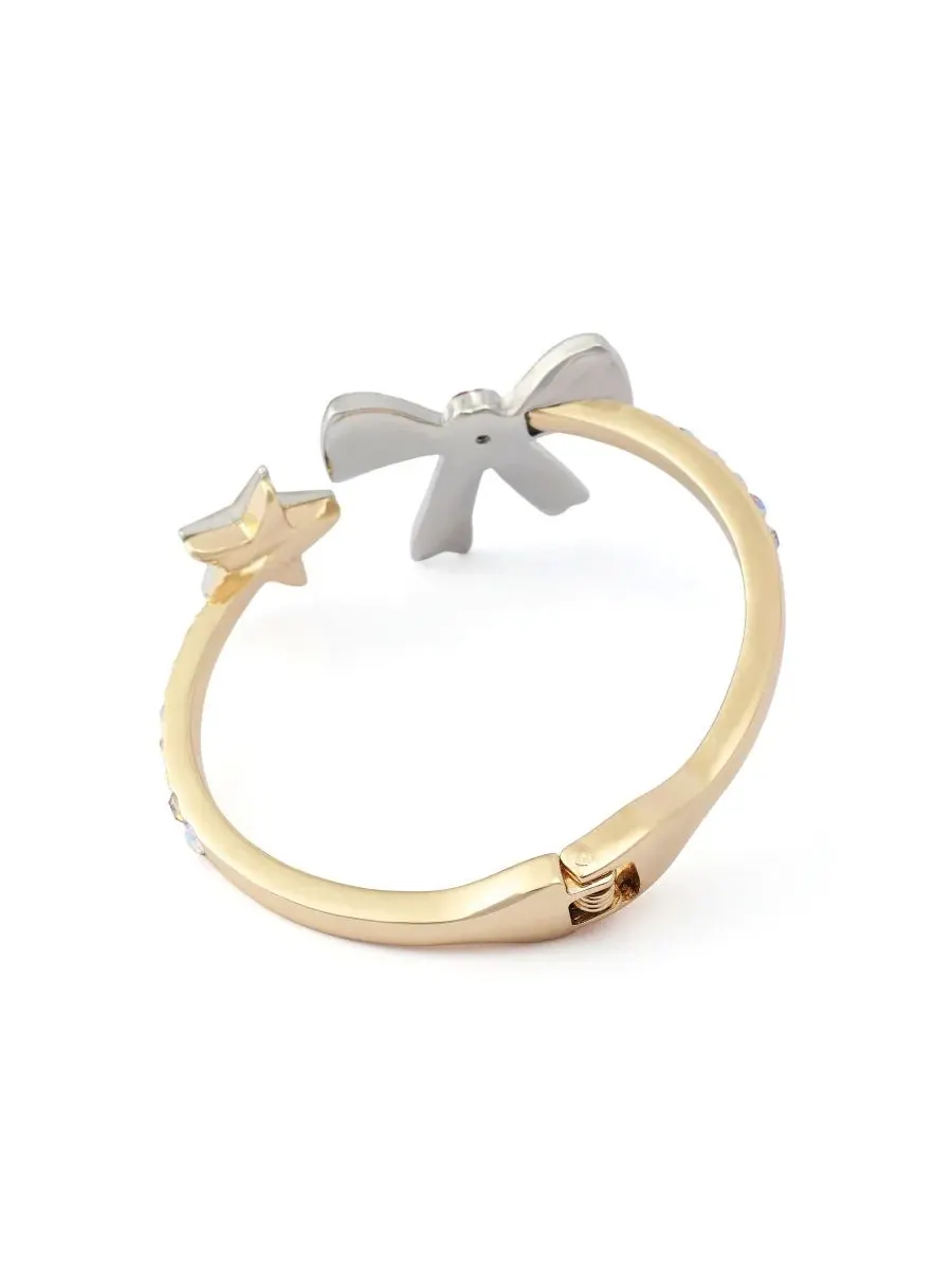 Браслет-обруч с принтом, Faux Stone Americana Bow Bangle Betsey Johnson — изображение 4 из 4, оттенок синий/золотистый