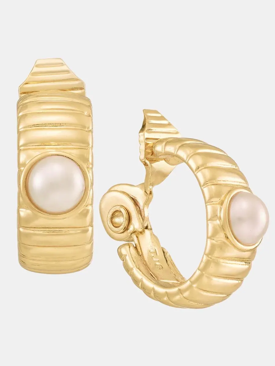 Серьги-кольца с имитацией жемчуга Omega — изображение 2 из 4, оттенок белый