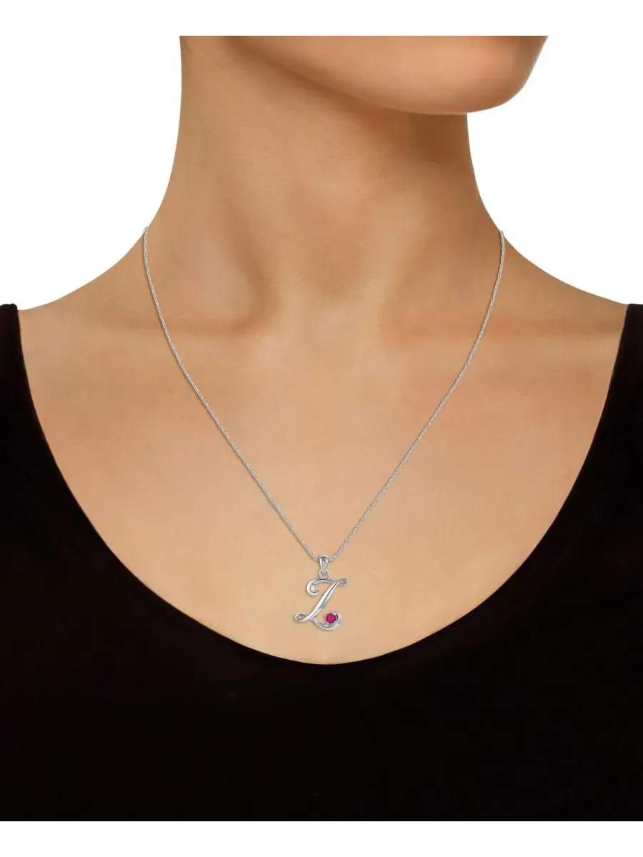 Подвеска с инициалом и рубином, 1/6 ct. t.w., в 10k белом золоте — изображение 3 из 3, оттенок белый золотистый
