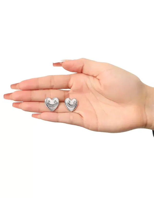 Серьги-гвоздики в форме сердца с логотипом Juicy Couture — изображение 2 из 4, оттенок серебряный