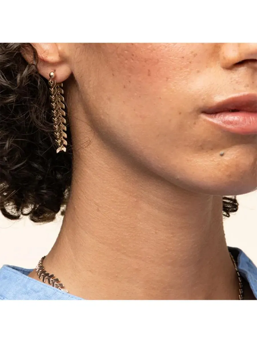 Серьги-подвески Elara Chevron: смелый, модный акцент Bearfruit Jewelry — изображение 2 из 3, оттенок коричневый