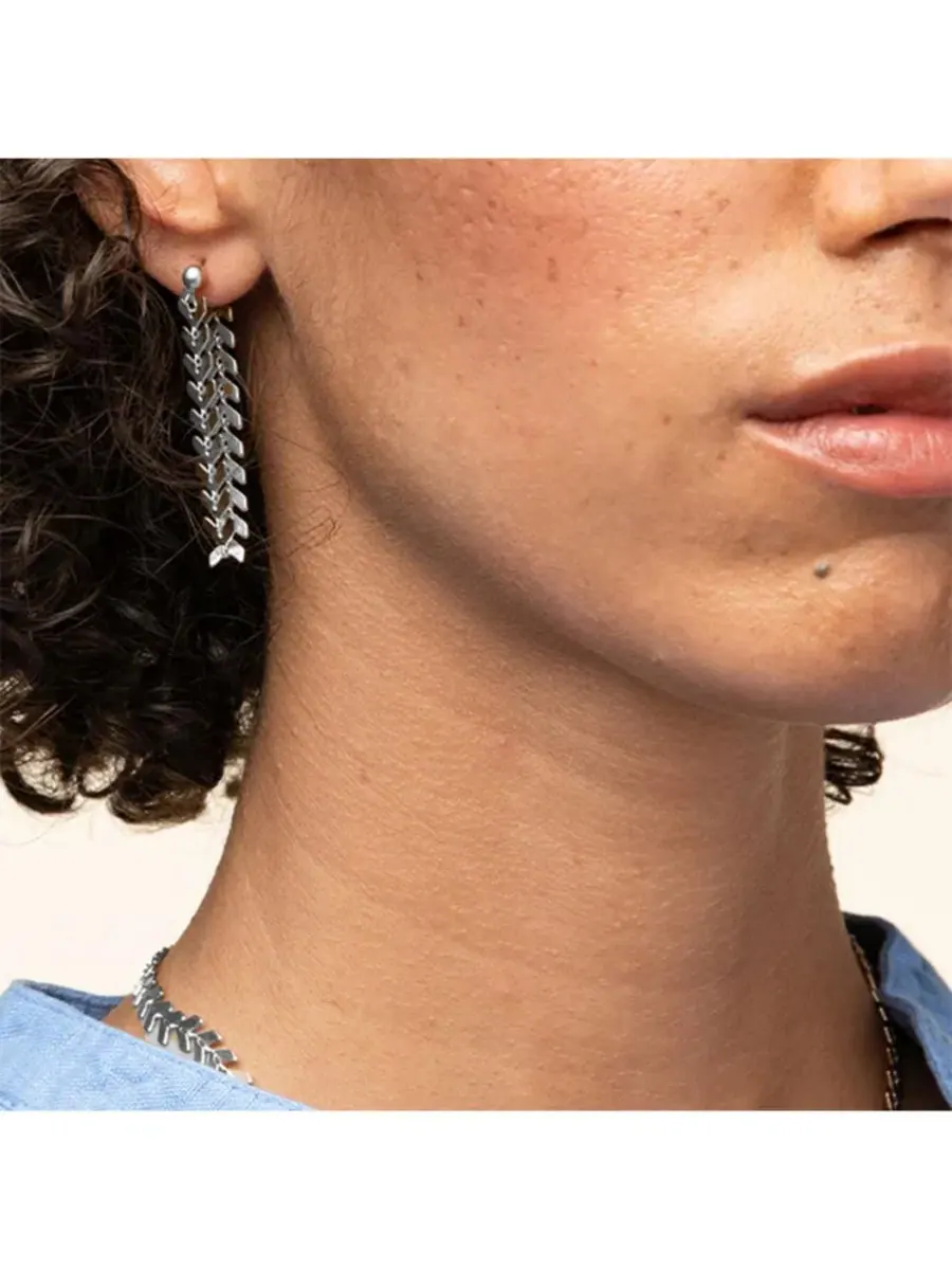 Серьги-подвески Elara Chevron: смелый, модный акцент Bearfruit Jewelry — изображение 2 из 3, оттенок серебряный